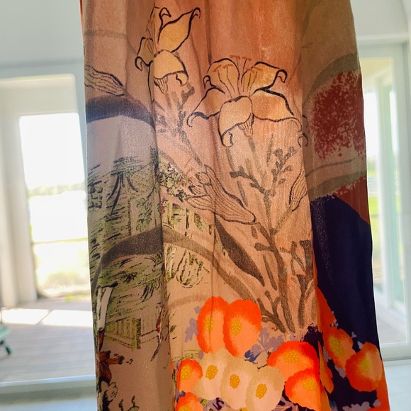 New authentic Gucci, silk pants, made in Italy with side pockets, size 6. - Picture 8 of 9